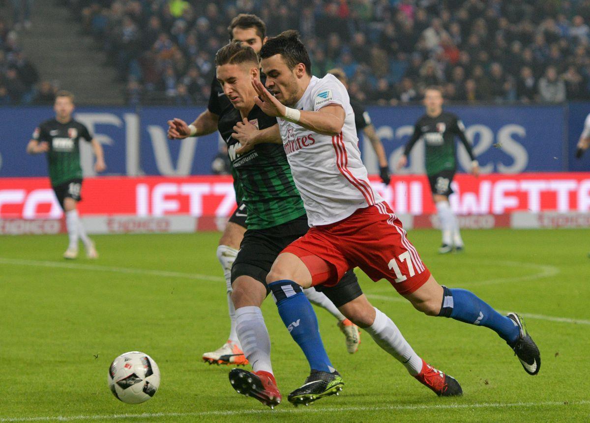 Der spätere Torschütze  Filip Kostic (rechts) im Zweikampf mit dem Augsburger Dominik Kohr. 