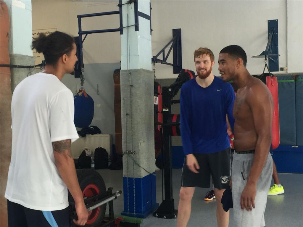Der Spaß kommt bei Michael Kessens, Geoffrey Groselle und Ivan Elliot (v.l.) auch nach dem Training nicht zu kurz. - Foto: Zinn