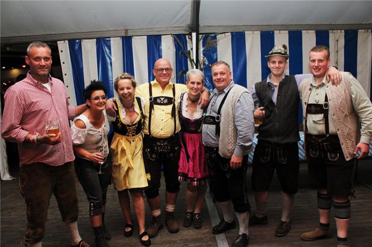 Feiern wie die Bayern: Oktoberfeste im Cuxland Der Spaß, sich beim Oktoberfest der Nordholzer Schützen mal bayrisch zu geben zu dürfen, steht den Gästen ins Gesicht geschrieben.