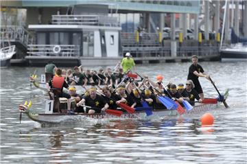 Der Spaß stand im Vordergrund beim Drachenboot-Cup im Fischereihafen. 