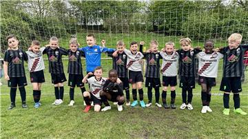 Der Spaß steht im Vordergrund: Gegen die U8 des deutschen Meisters Bayer Leverkusen, verloren die Kids von der JSG Schiffdorf/Sellstedt/Wehdel in Krefeld nur knapp mit 1:2.