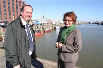 Der SPD-Landtagsabgeordnete Uwe Santjer will Oberbürgermeister in Cuxhaven werden. Auch Daniela Behrens hatte mit einer Kandidatur geliebäugelt, verzichtet jetzt aber.