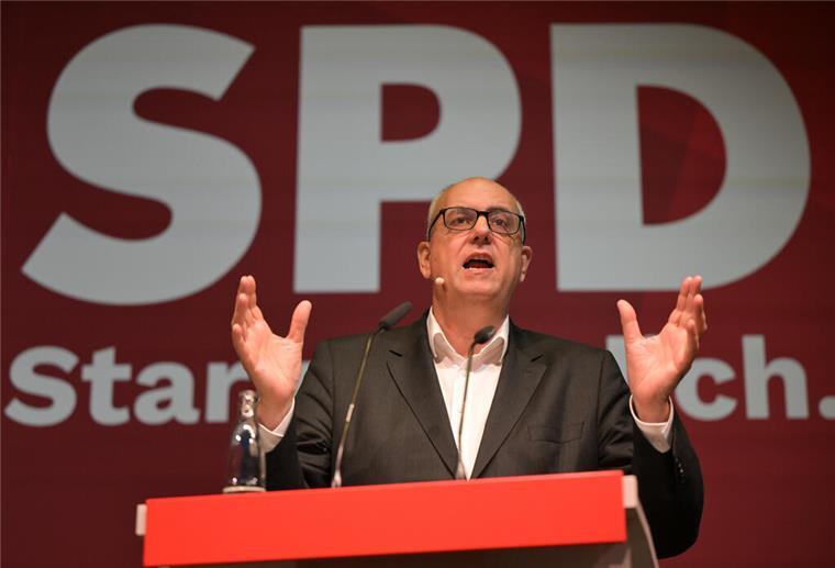 Bovenschulte bleibt Bremens Bürgermeister Andreas Bovenschulte (SPD), Bürgermeister und Senatspräsident von Bremen, spricht während des Landesparteitags der SPD Bremen zu den Delegierten. Der Parteitag soll den Koalitionsvertrag von SPD, den Grünen und der Linkspartei in Bremen billigen. +++ dpa-Bildfunk +++