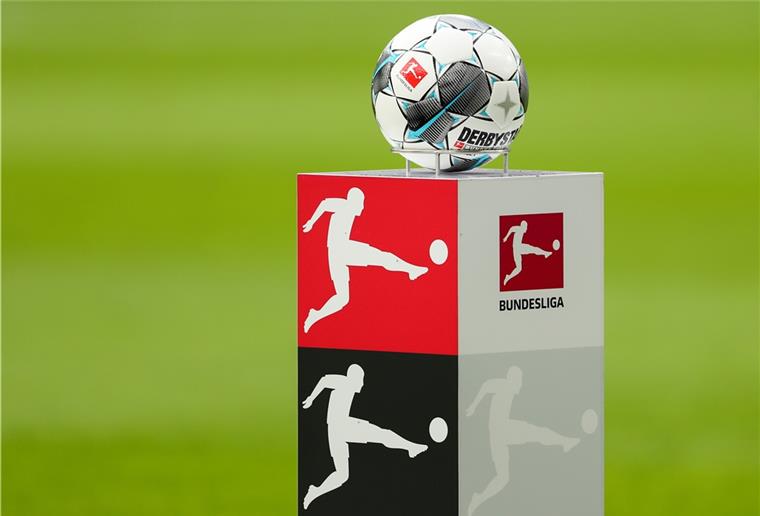 Umfrage: Soll die Bundesliga am 15. Mai wieder starten? Der Spielball liegt auf einem Podest im Stadion. Wie die Nachrichtenagentur Reuters meldet, soll am Mittwoch der Bundesliga-Neustart beschlossen werden.