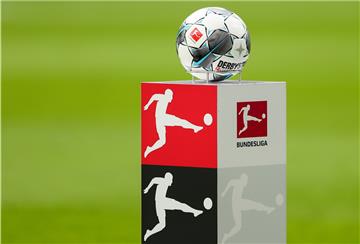Der Spielball liegt auf einem Podest im Stadion. Wie die Nachrichtenagentur Reuters meldet, soll am Mittwoch der Bundesliga-Neustart beschlossen werden.