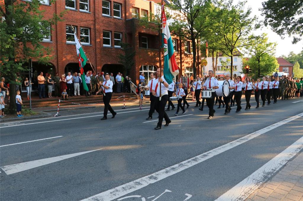 Der Spielmannszugs des VfL Sittensen hat den Weg vom Rathaus zum Veranstaltungsgelände musikalisch begleitet.