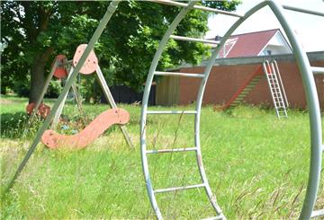 Der Spielplatz am Anemonenweg in Zeven sieht aus, als hätte dort schon Jahre kein Kind mehr gespielt. Die Stadt will ihn deshalb aufgeben. Gleichzeitig ist geplant, 75 000 Euro in andere Spielplätze zu stecken, um sie wieder attraktiv zu machen. 