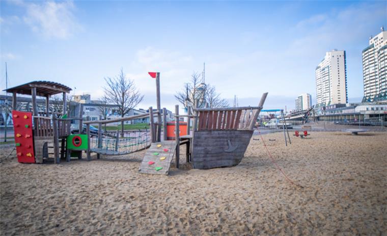 Der Spielplatz neben dem künftigen Abwrackplatz der "Seute Deern" in Bremerhaven wird nicht gesperrt. 