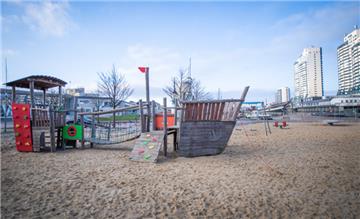 Der Spielplatz neben dem künftigen Abwrackplatz der "Seute Deern" in Bremerhaven wird nicht gesperrt. 