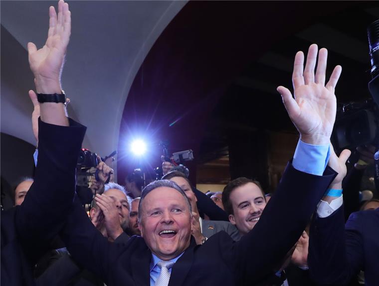Wahl in Berlin: Große Parteien verlieren, AfD jubelt Der Spitzenkandidat der Alternative für Deutschland (AfD) für Berlin, Georg Pazderski, jubelt nach den ersten Hochrechnungen zu der Abgeordnetenhauswahl in Berlin.