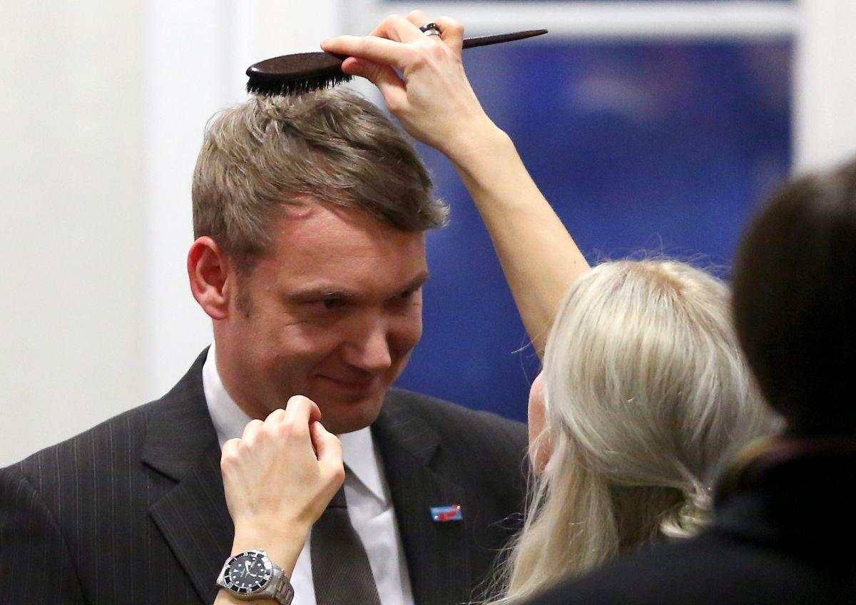 Der Spitzenkandidat der Partei Alternative für Deutschland (AfD), André Poggenburg, hübscht sich vor einem Fernsehinterview nochmal auf. Die AfD hat es auf Anhieb ins Parlament in Sachsen-Anhalt geschafft. 