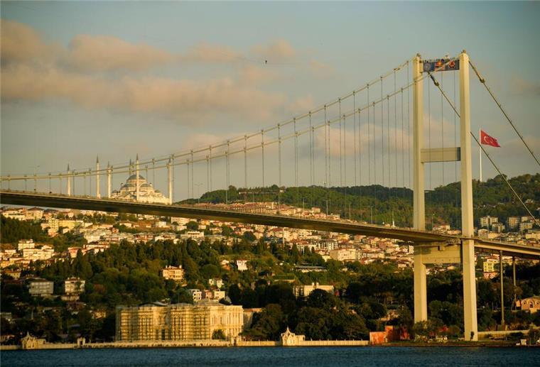 Sportler läuft auf einem Seil über den Bosporus Der Sportler ist der erste, der die Strecke zwischen zwei Kontinenten via Slackline überquert.