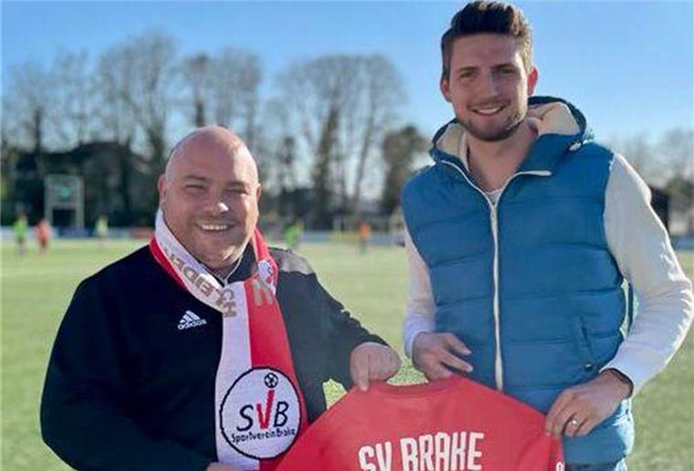 Fußball-Bezirksligist SV Brake erhält einen Riesen Der sportliche Leiter des SV Brake, Danny Drozlik (links), freut sich ebenso wie Neuzugang Fokko Kramer auf die neue Saison.
