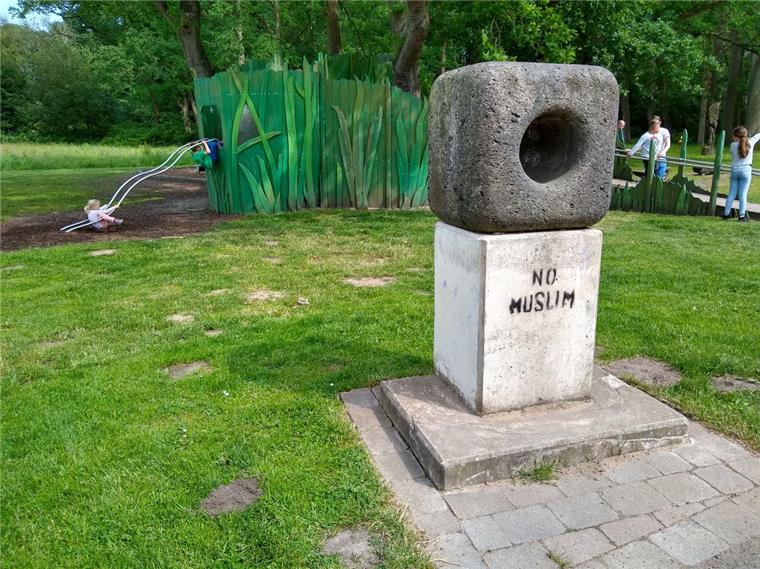 Islamfeindliche Sprüche im Speckenbütteler Park: Polizei ermittelt Der Spruch „No muslim“, der sich aus dem Englischen als „Muslime nicht willkommen“ übersetzen lässt, prangte an mehreren Stellen im Speckenbütteler Park. Unter anderem in schwarzer Schrift auf Steinen in der Nähe des Spielplatzes.
