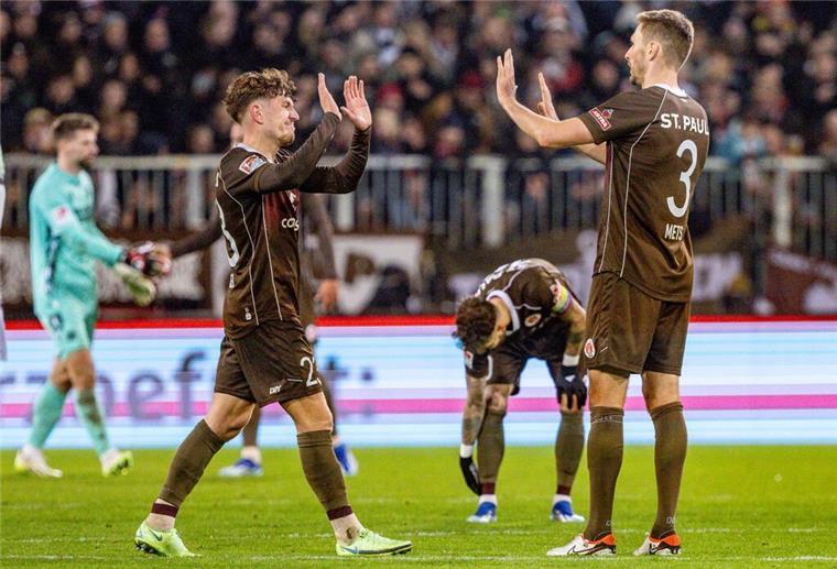Heißes Hamburg: Alles fiebert dem Derby entgegen - Haut St. Pauli den HSV weg? Der St. Pauli - hier mit Philipp Treu (links) und Karol Mets - will in Hamburg weiter die Nummer eins sein.