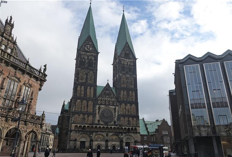 Mehr Missbrauchsopfer melden sich bei evangelischer Kirche in Bremen Der St.-Petri-Dom in Bremen, eingerahmt von Rathaus und Bremischer Bürgerschaft.