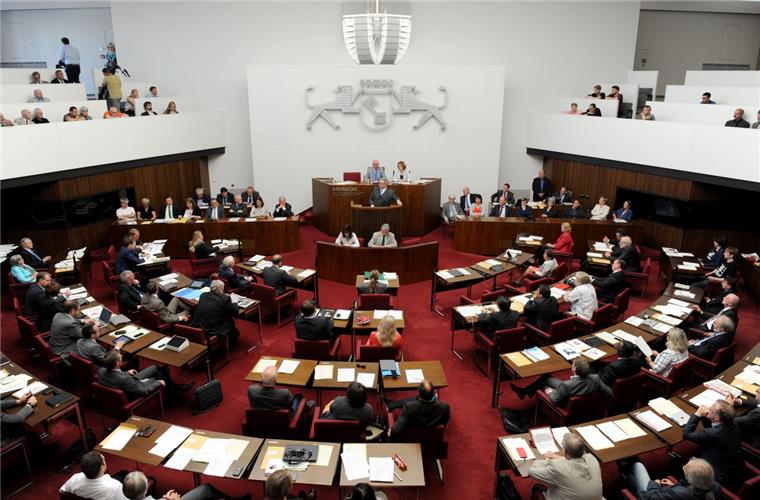 Rüffel für Senat vom Staatsgerichtshof Rüffel für Senat: Der Staatsgerichtshof hat die Rechte der Bürgerschaftsabgeordneten gestärkt. Bei Anfragen habe der Senat umfassend zu antworten