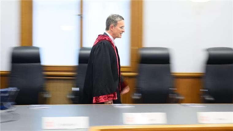 Gericht prüft Anträge zur Wiederholung der Landtagswahl Der Staatsgerichtshof um Präsident Wilhelm Mestwerdt will seine Entscheidung in einigen Wochen verkünden.