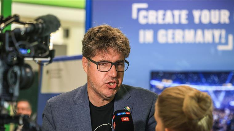 Reform der Gamesförderung: Bundesländer äußern Kritik Der Staatssekretär im Bundeswirtschaftsministerium, Michael Kellner (Grüne), spricht mit einer Journalistin.