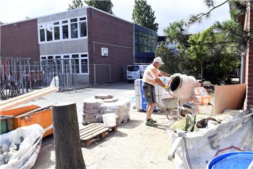 Der Stadtschülerring Bremerhaven sorgt sich, dass wegen der teuren Schulneubauten kein Geld mehr für die Sanierung bestehender Schulen - wie hier der Fritz-Husmann-Schule II - da sein wird.