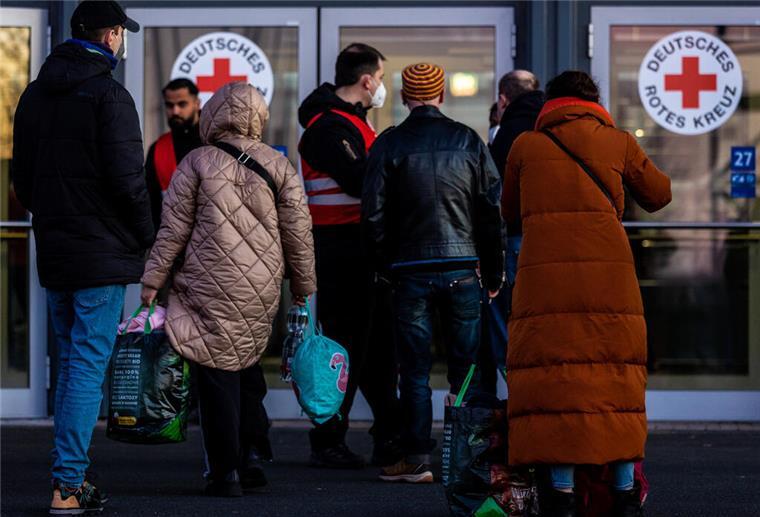 So viele Ukrainer leben, lernen und arbeiten in Niedersachsen Menschen, die aus dem Krieg in der Ukraine geflohen sind, kommen am Messegelände in Hannover an.