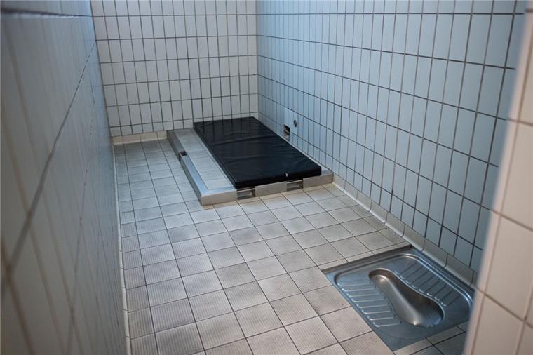 Bremerhaven: Betrunkener (26) belästigt Kneipengäste und landet in der Zelle Der stark betrunkene Mann durfte in einem Raum ausnüchtern.