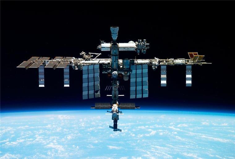 Rückhol-Mission für Astronauten auf ISS verzögert sich Dieses undatierte Bild von Roscosmos zeigt die Internationale Raumstation ISS. (zu dpa: «Rückhol-Mission für Astronauten auf ISS verzögert sich»)