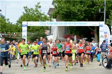 Der Start-und-Zielbereich  des City-Marathons liegt weiterhin vor der "Großen Kirche". Foto Schimanke-f