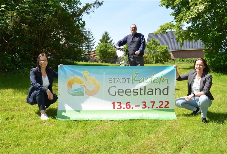 Geestland macht wieder mit beim Stadtradeln Der Startschuss fürs Stadtradeln in Geestland fällt am 13. Juni. Sonja Thomas (von links), Bürgermeister Thorsten Krüger und Dana Hebener hoffen wieder auf viele Teilnehmerinnen und Teilnehmer. Foto Stadt Geestland