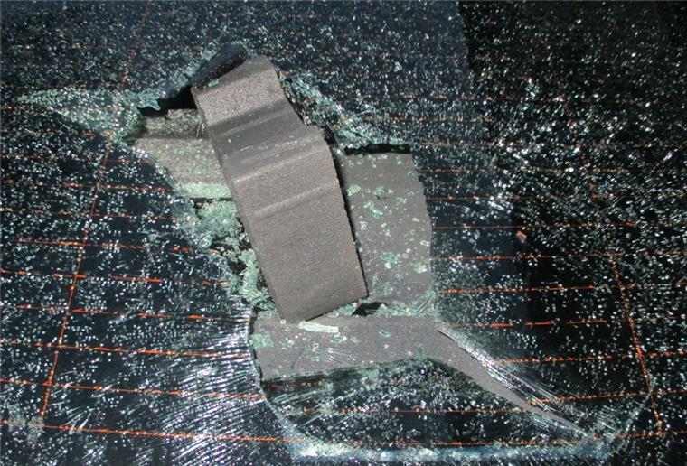 Unbekannter wirft Pflasterstein in Autoscheibe Pflasterstein in Autoscheibe