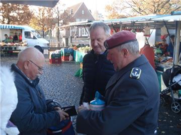 Der stellvertretende Standortälteste der Fallschirmjägerkaserne Seedorf, Heinz Schweda, und der stellvertretende Bürgermeister von Zeven, Hans-Peter Klie, bitten die Bürger auf dem Zevener Wochenmarkt um Spenden für die Kriegsgräberfürsorge. 