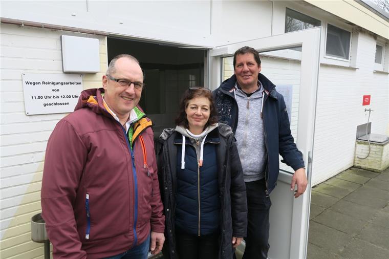 Nordenhamer Campingplatz ist bereit für die Saison Der stellvertretende Verwaltungschef Bert Freese hat am Sonnabend mit den Pächtern Viola und Sascha Schieffer den rundum sanierten Sanitärtrakt für Frauen präsentiert.