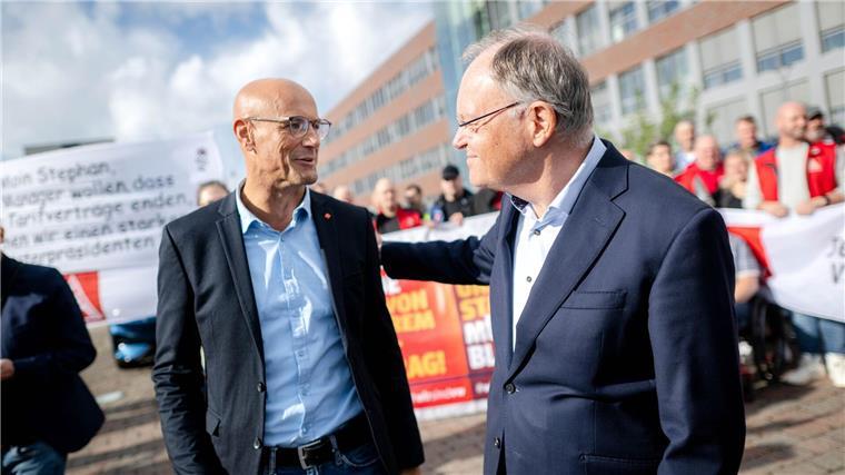 VW-Betriebsrat: Werden um jeden Arbeitsplatz kämpfen Der stellvertretende VW-Betriebsratsvorsitzende Herbert de Vries (l.) am Werk in Emden setzt im Streit um die Sparpläne beim Autobauer auf die Unterstützung von Niedersachsens Ministerpräsidenten und Aufsichtsratsmitglied Stephan Weil.