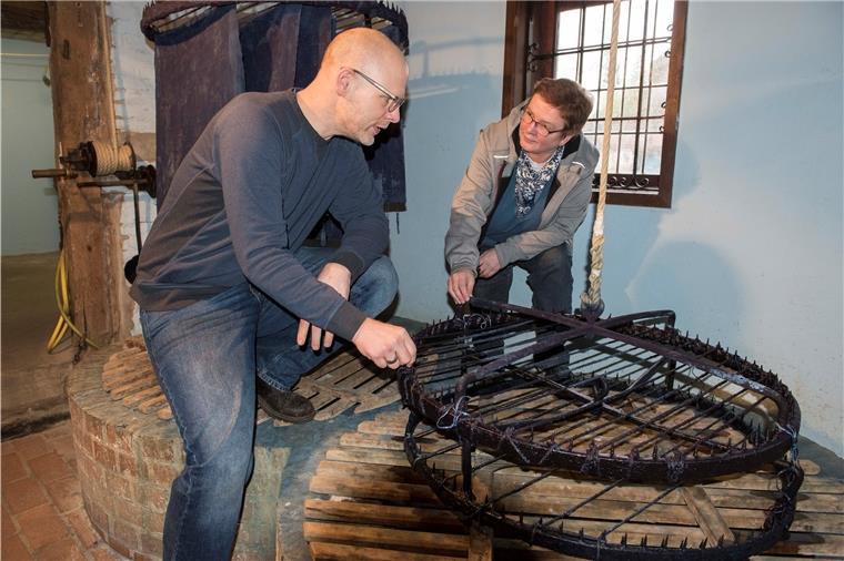Scheeßel: Heimatverein plant Blaudruck-Ausstellung Der Sternreifen aus dem Bestand des Heimatvereins wird derzeit für den Einsatz als Ausstellungsexponat vorbereitet.