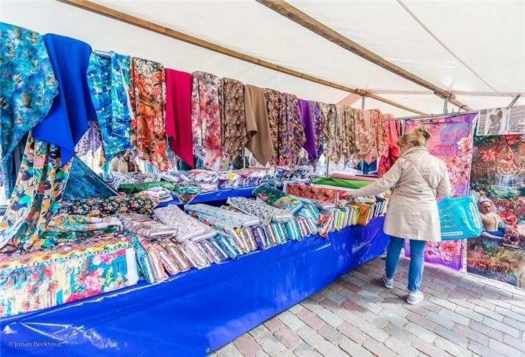 Im „Stoffencircus“ finden Nähakrobaten Ideen für zauberhafte Kreationen Frau vor Stoffballen