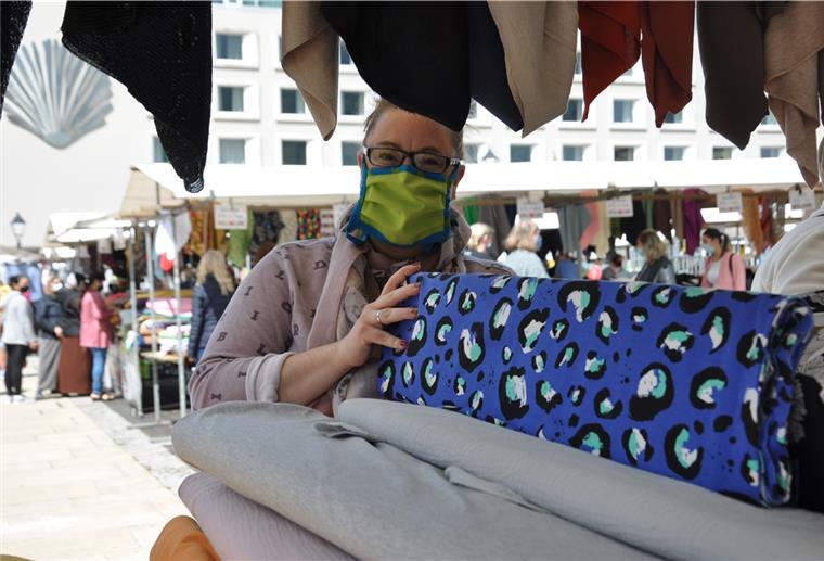 Stoffmarkt als Abschluss des „City-Summers“ Der Stoffmarkt auf dem Theodor-Heuss-Platz zieht traditionell viele Nähfans aus der Region an.