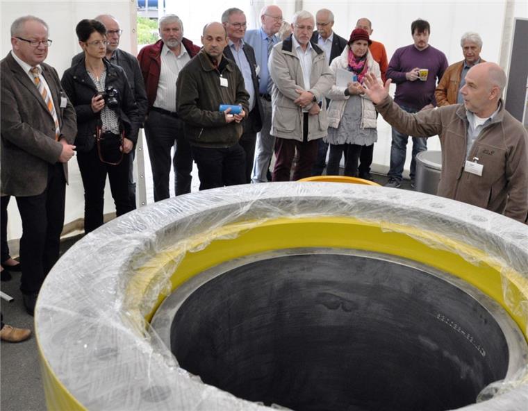 Bei Infotag im Kernkraftwerk Unterweser steht Schadstoffüberwachung im Mittelpunkt Der Strahlenschutztechniker Thomas Frerichs erklärte den Besuchern des Informationstages am Wochenende, was es mit dem sogenannten Mosaik-Behälter (im Vordergrund) auf sich hat. Dort werden schwach und mittelradioaktive Abfälle aus dem KKU gelagert.
