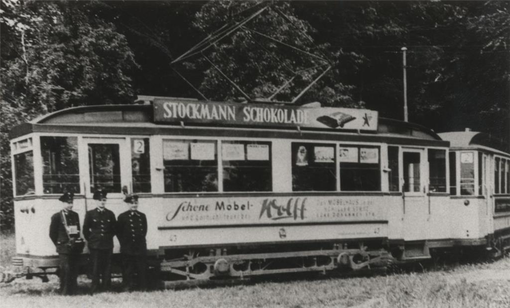Der Straßenbahnzug, der in den 50er Jahren des vergangenen Jahrhunderts eine Schleife fährt durch Friedrichsruh. Ein Fahrer, zwei Schaffner waren dabei.