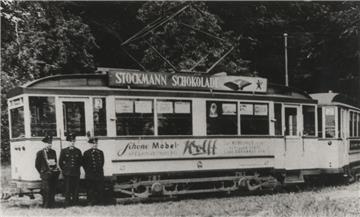 Der Straßenbahnzug, der in den 50er Jahren des vergangenen Jahrhunderts eine Schleife fährt durch Friedrichsruh. Ein Fahrer, zwei Schaffner waren dabei.