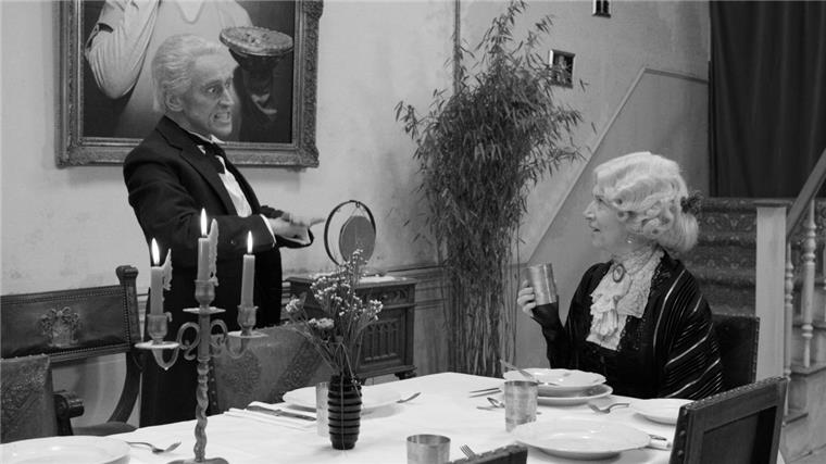 Der Streaming-Dienst Netflix sorgt mit seiner eigenen Version des TV-Klassikers "Dinner for one" derzeit für Lacher im Netz.