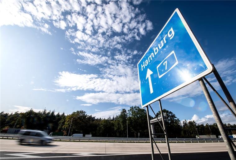 Bauarbeiten beendet: A7 in Richtung Süden wieder freigegeben Autos fahren über die A7.