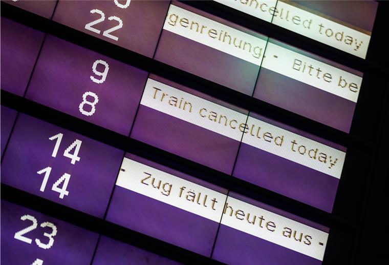 GDL-Streik geht weiter: Gericht weist Berufung der Bahn zurück Eine Hinweistafel weist am frühen Morgen im Frankfurter Hauptbahnhof auf Züge hin, die an diesem Tag nicht fahren.