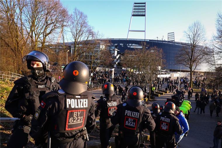 Deutsche Fußball Liga lehnt Bremer Polizeikosten-Vorschlag weiter ab Der Streit um die Übernahme zusätzlicher Polizeikosten bei Hochrisikospielen geht weiter.
