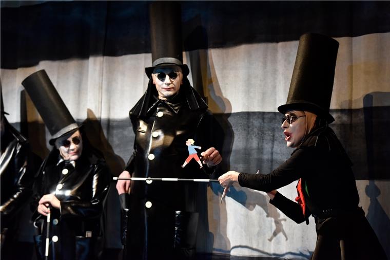 Stadttheater sagt Vorstellungen ab Der „Struwwelpeter“ mit Frank Auerbach, Isabel Zeumer, Martin Vogel und Juliane Schwabe läuft im März wieder zweimal im Kleinen Haus.