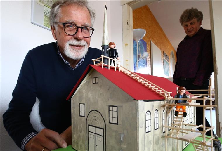 Ein Geldschein führt Historiker nach Langwarden Der studierte Kartograf Michael Remmers und Vermessungsingenieur Klaus Kertscher.