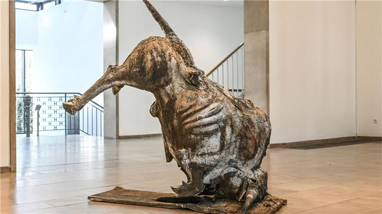 Künstler Thomas Duttenhoefer zeigt seine Skulpturen im Marcks-Haus in Bremen Der „Stürzende Stier“ (1992) reckt die Hinterbeine in die Luft, sein Bronze-Körper ist mit weißer Farbe bemalt.