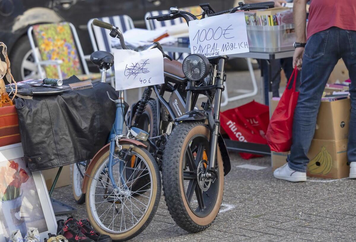 Ein Elektro-Moped wird auf einem Trödelmarkt angeboten.