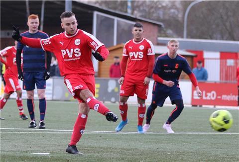 Der SV Brake (rote Trikots) könnte auch mit der Quotientenregelung mit Auf- und Absteiger leben. Dann wäre der Klassenerhalt für den Tabellenzehnten der Bezirksliga klar.