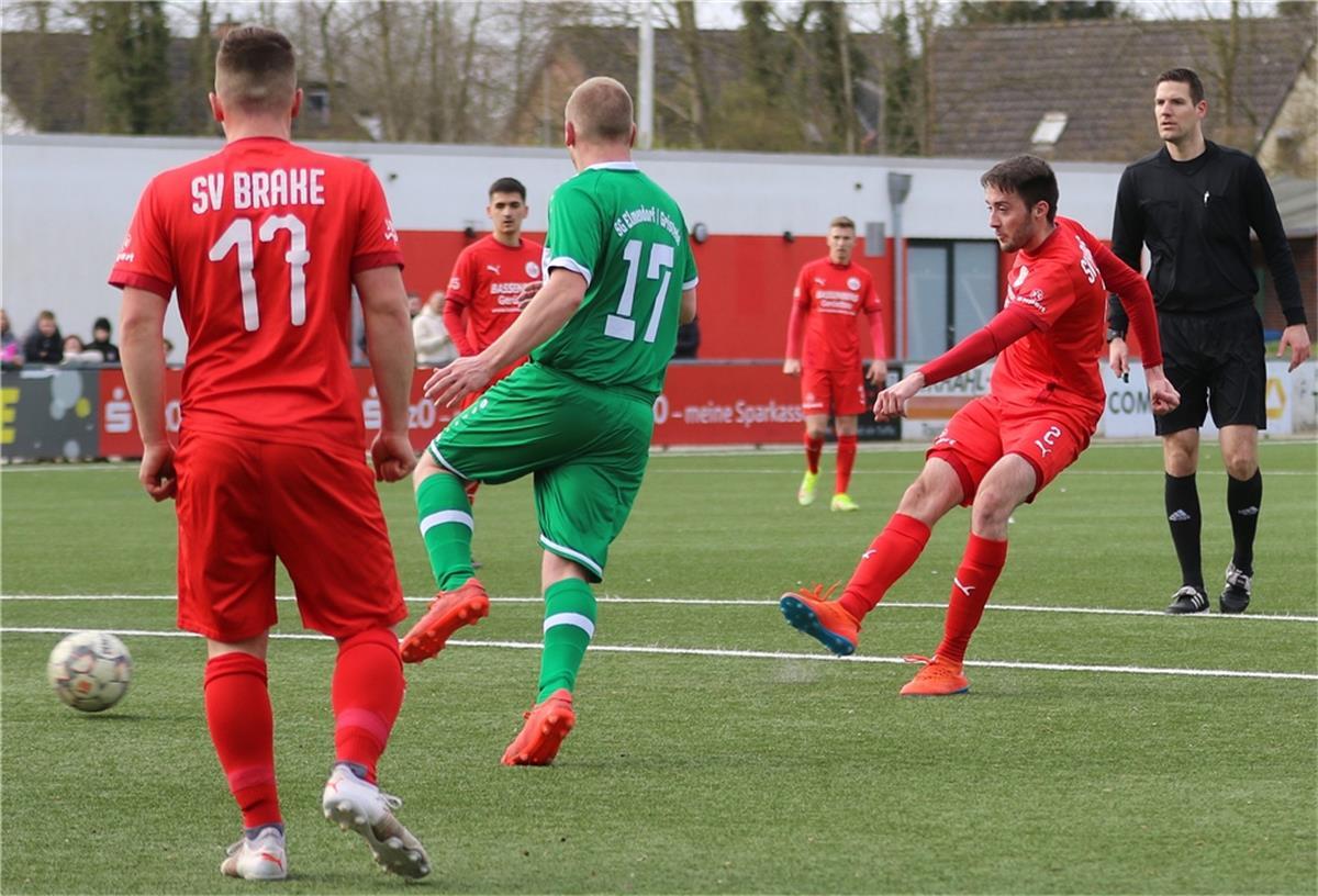 Braker Fußballer schießen sich für die Aufstiegsrunde warm Der SV Brake (rote Trikots/beim Schuss Jannik Heyer) zeigte am Sonntag ein gutes Testspiel.