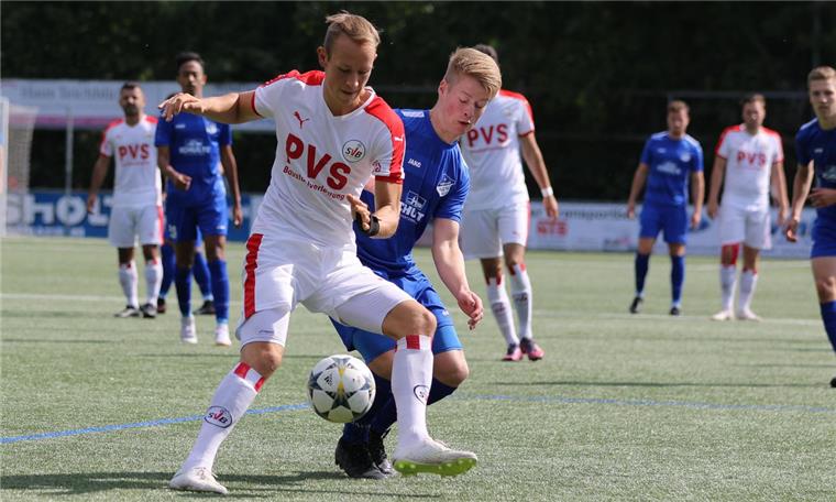 Braker Landesliga-Fußballer zahlen als Neuling Lehrgeld Der SV Brake (weiße Trikots) zeigte am Sonntag gegen den SV Holthausen/Biene eine engagierte Leistung. Der Aufsteiger verlor jedoch durch Tore in der Schlussphase mit 0:2.